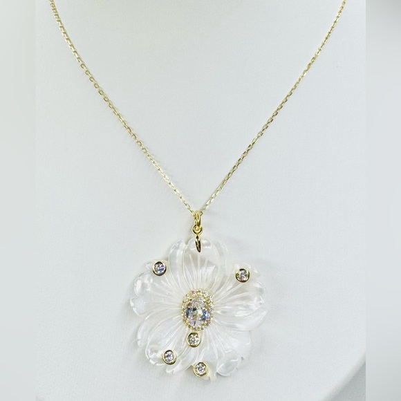 Elegant Hawaii Flower Pendant with Crystals On A 18K Gold Chain Just Stunning!! - Picture 1 of 5